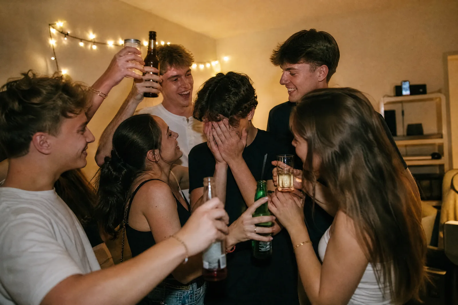 Sieben Achtzehnjährige stossen bei einer Wohnungsparty auf eine Freundin an